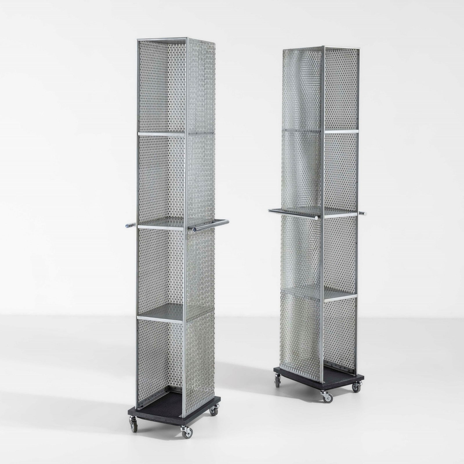 Giorgio Ceretti e Pietro Derossi Due librerie a colonna: Struttura in rete metallica e acciaio. Base in legno laccato e rotelle. ¶Disegno originale per gli arredi di un negozio a Torino.¶Certificato di autenticità.¶Prod. Italia, 1967