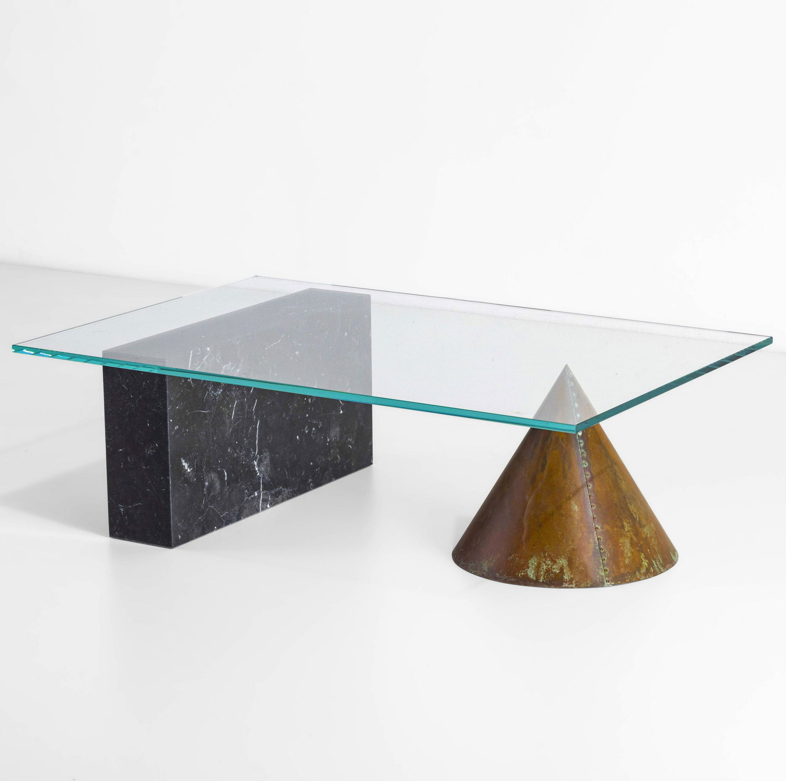 Massimo e Lella Vignelli Tavolo basso mod. Kono: Struttura con sostegni in marmo e rame, piano in cristallo molato.¶Prod. Casigliani, Italia, 1980 ca. Bibliografia¶G. Gramigna, Repertorio del design italiano 1950-2000, p. 266, Allemandi, 2003.