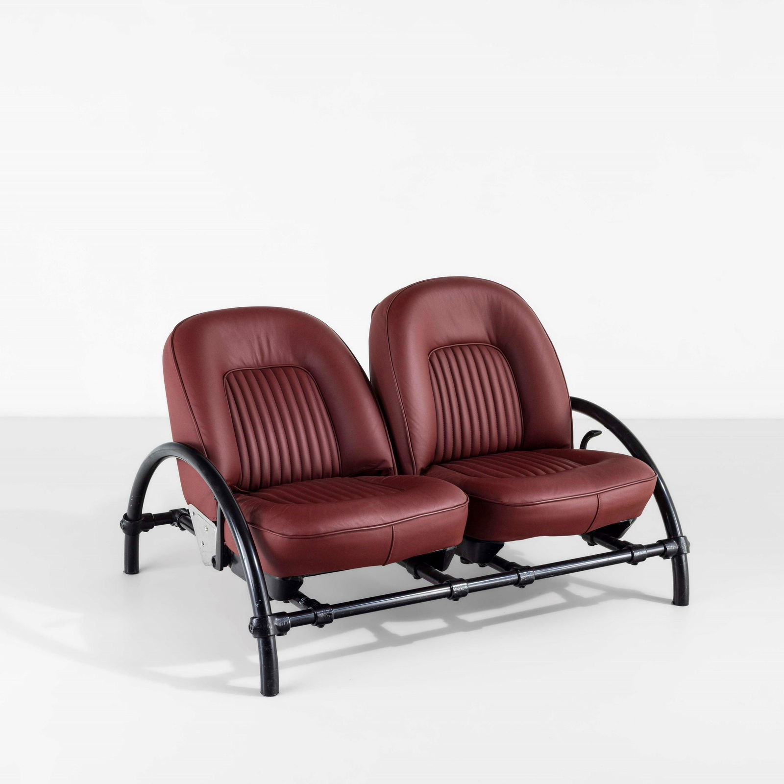 Ron Arad Divano mod. Rover: Struttura in metallo, metallo laccato e rivestimenti in pelle¶Etichetta originale OneOff London.¶Prod. OneOff, Regno Unito, 1980 ca. Bibliografia¶C Fiell & P. Fiell, 1000 chairs, Taschen, 2021