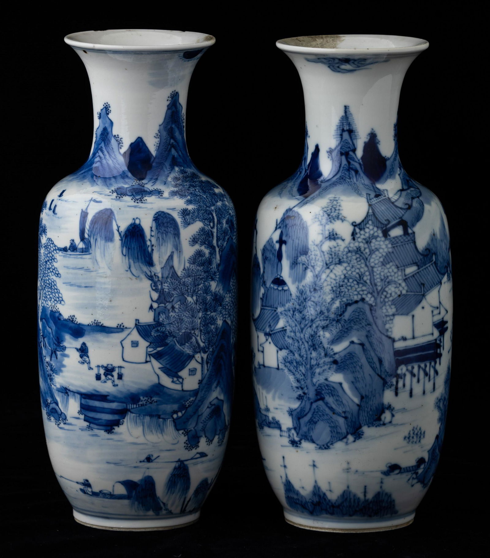 Coppia di vasi in porcellana bianca e blu raffiguranti paesaggi, Cina, Dinastia Qing, XIX secolo (1 of 3)