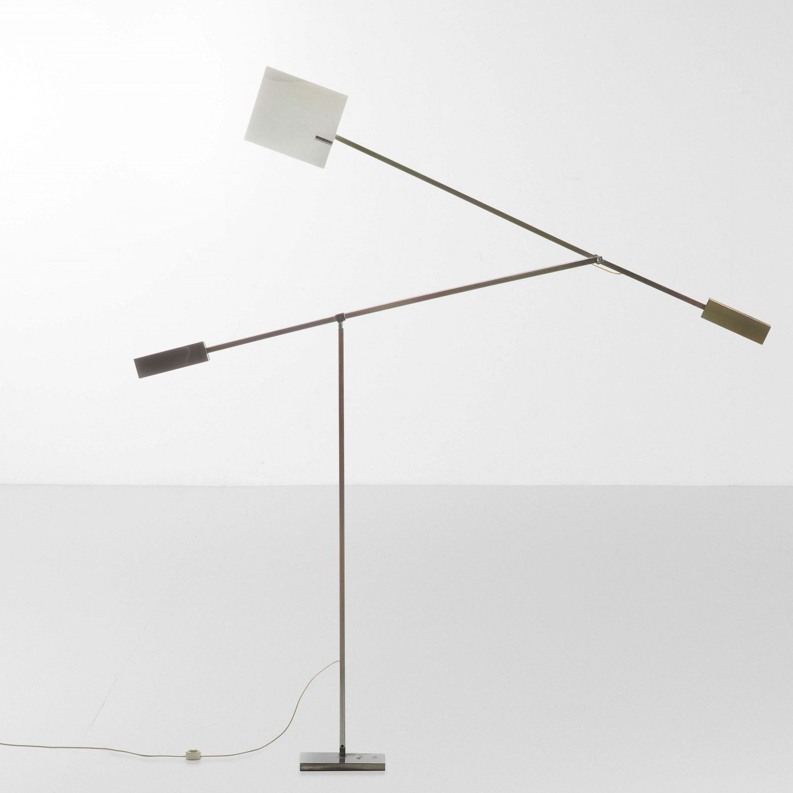 Brotto Angelo, Lampada da terra orientabile mod. Giraffa: Struttura in acciaio e meccanismo basculante a contrappeso., Prod. Esperia, Italia, 1970 ca., Cm 280X33X350