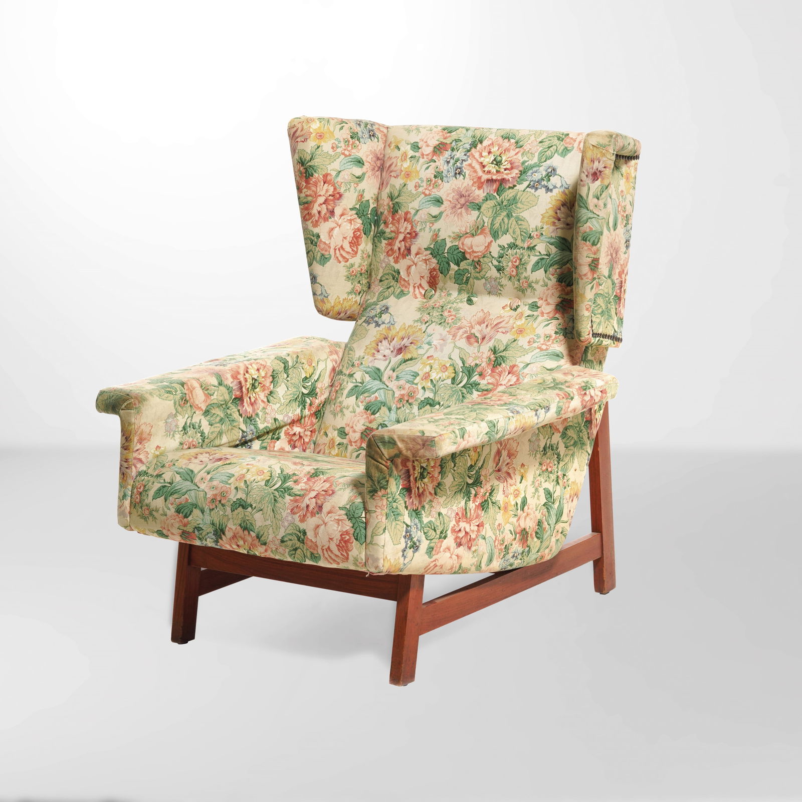 Gianfranco Frattini , attribuito aPoltrona: Struttura e sostegni in legno con rivestimenti in tessuto. Prod. Italia, 1960 ca.