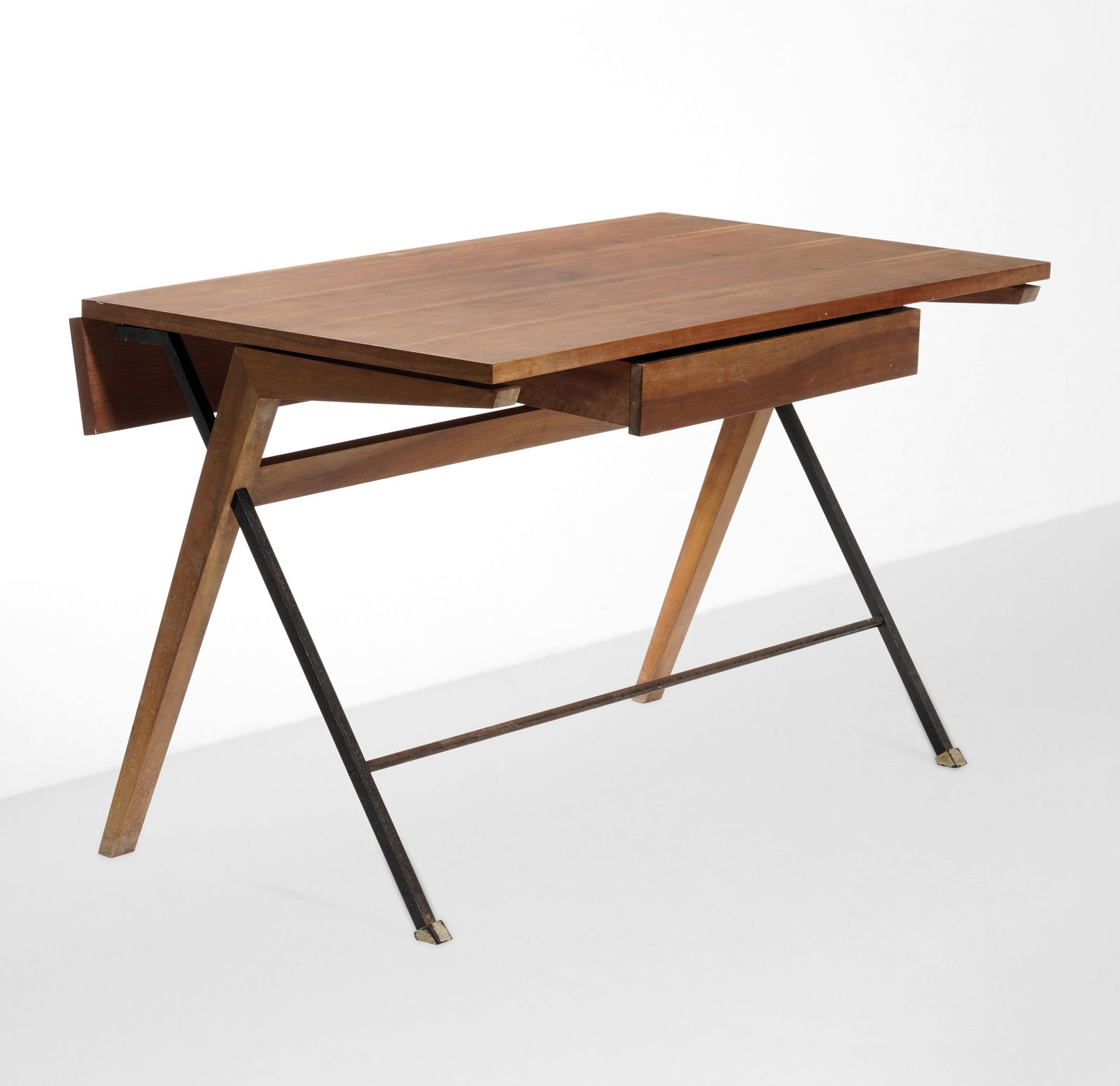 Scrivania: Struttura, cassetto e piano allungabile in legno e sostegni in metallo laccato e legno. Prod. Italia, 1960 ca.