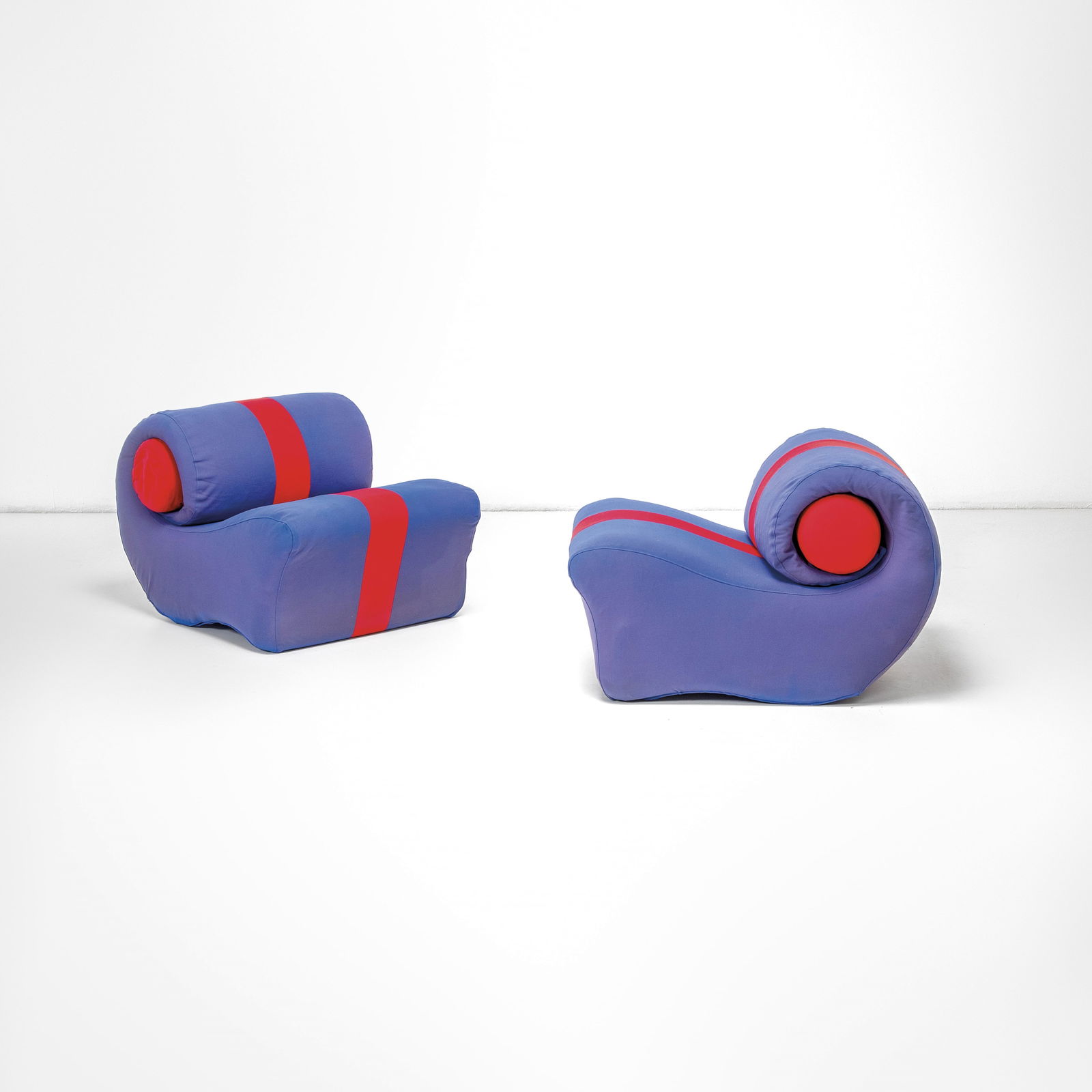 Studio 65 Due poltrone mod. Chiocciola: Struttura in poliuretano espanso e rivestimenti in tessuto.Prod. Gufram, Italia, 1972. BibliografiaC. Strauss, Radical: Italian Design 1965-1985:The Dennis Freedman Collection, p. 143, Yale University