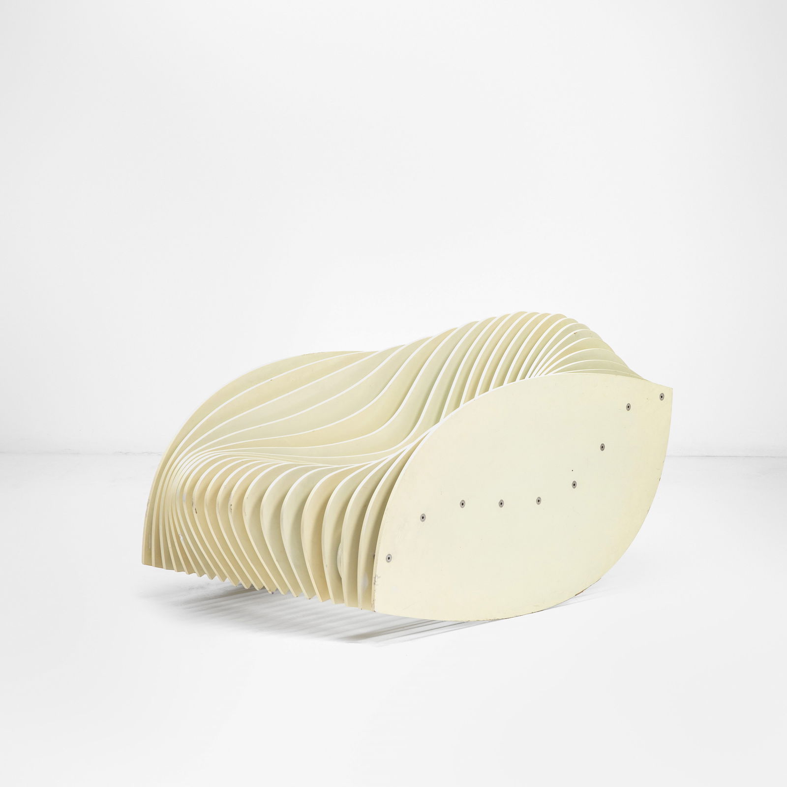 Paolo Portoghesi , attribuito a Poltrona convertibile a dondolo.: Struttura in legno laminato e metallo.Proveniente da una collezione privata - Milano.Prod. Italia, 1980 ca.Dondolo: cm 135x82 x h70@@@ Poltrona fissa: cm 120x82 x h 105.