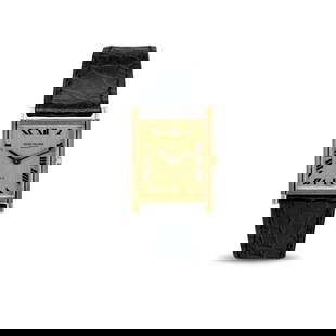 Patek Philippe Gondolo in oro giallo 18k di forma rettangolare, quadrante dorato satinato double: Marchio: Patek PhilippeModello: GondoloAnno: circa circa 1970Referenza: 3519Quadrante: DoratoCassa N°: 2.689.765Movimento: Carica manualeCal: 23-300 PMMateriale: Oro giallo 18kCinturino: Pelle con fi
