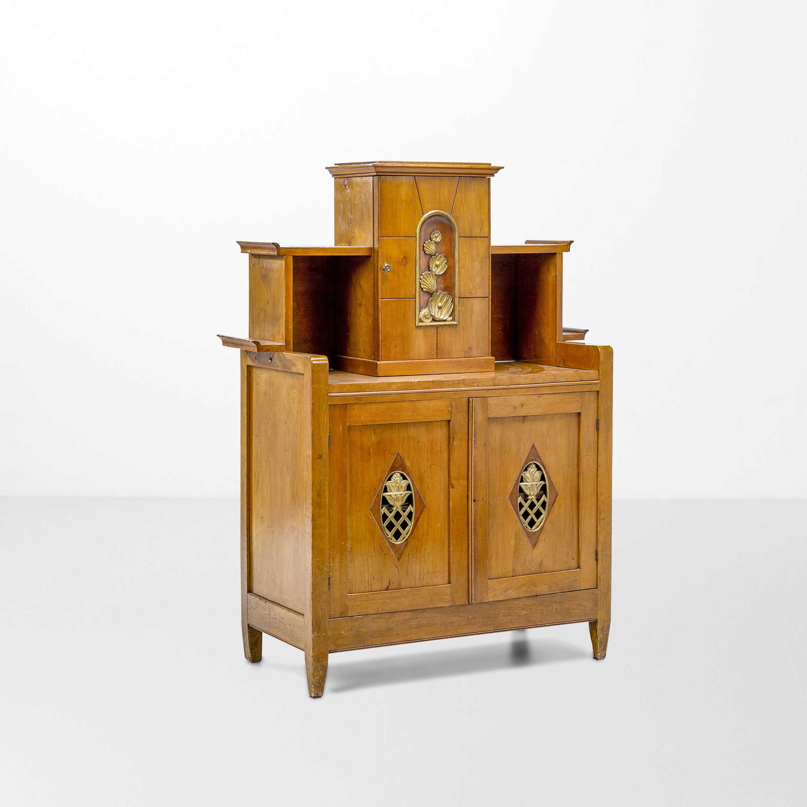 Gio Ponti Mobile contenitore: Struttura in legno di noce, legno dorato e dettagli in metallo. Marchio di produzione originale.Prod. Domus Nova, Italia, 1930 ca.