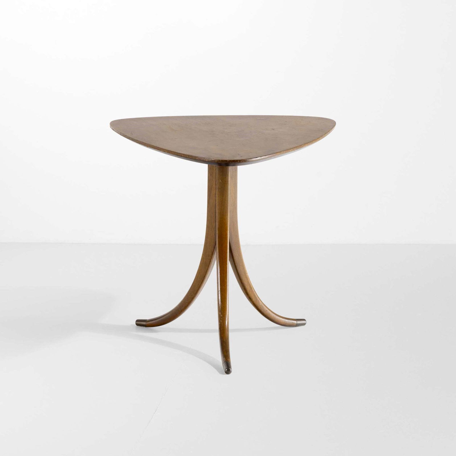 Osvaldo Borsani Tavolo occasionale: Sostegni in legno curvato e piano in legno sagomato.Prod. Italia, 1950 ca.