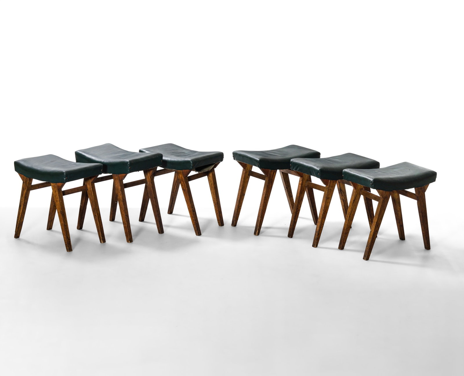 Set di sei sgabelli: Struttura in legno e rivestimenti in skai.Prod. Italia, 1960 ca.
