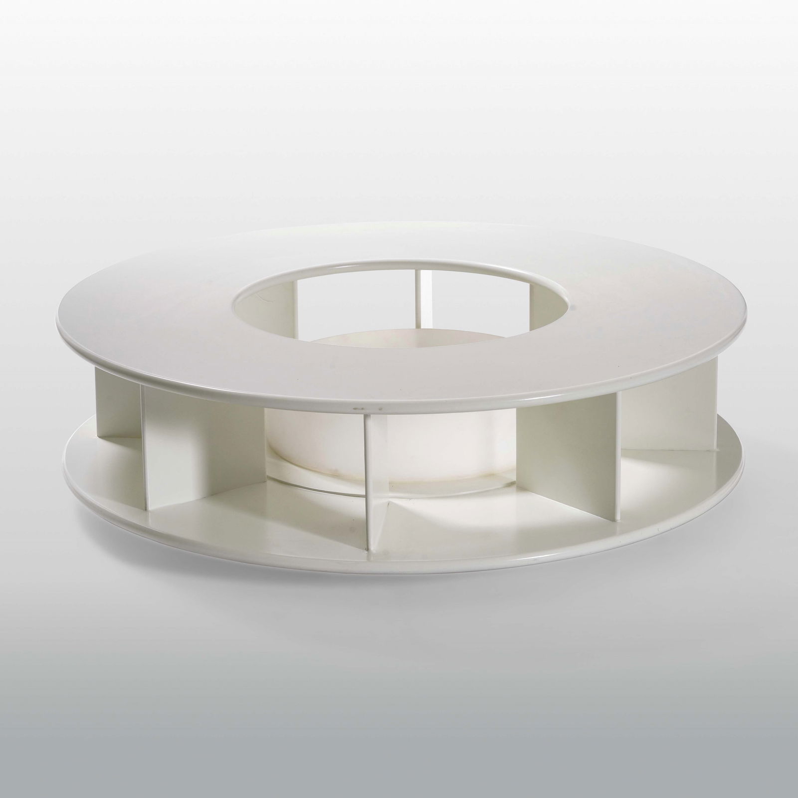 Superstudio. Tavolo basso mod. Bazaar: Struttura in legno laccato e abs.Prod. Giovannetti, Italia, 1968. BibliografiaAA. VV. Dal cucchiaio alla città nell'itinerario di 100 designers, p. 192, Electa, 1983.