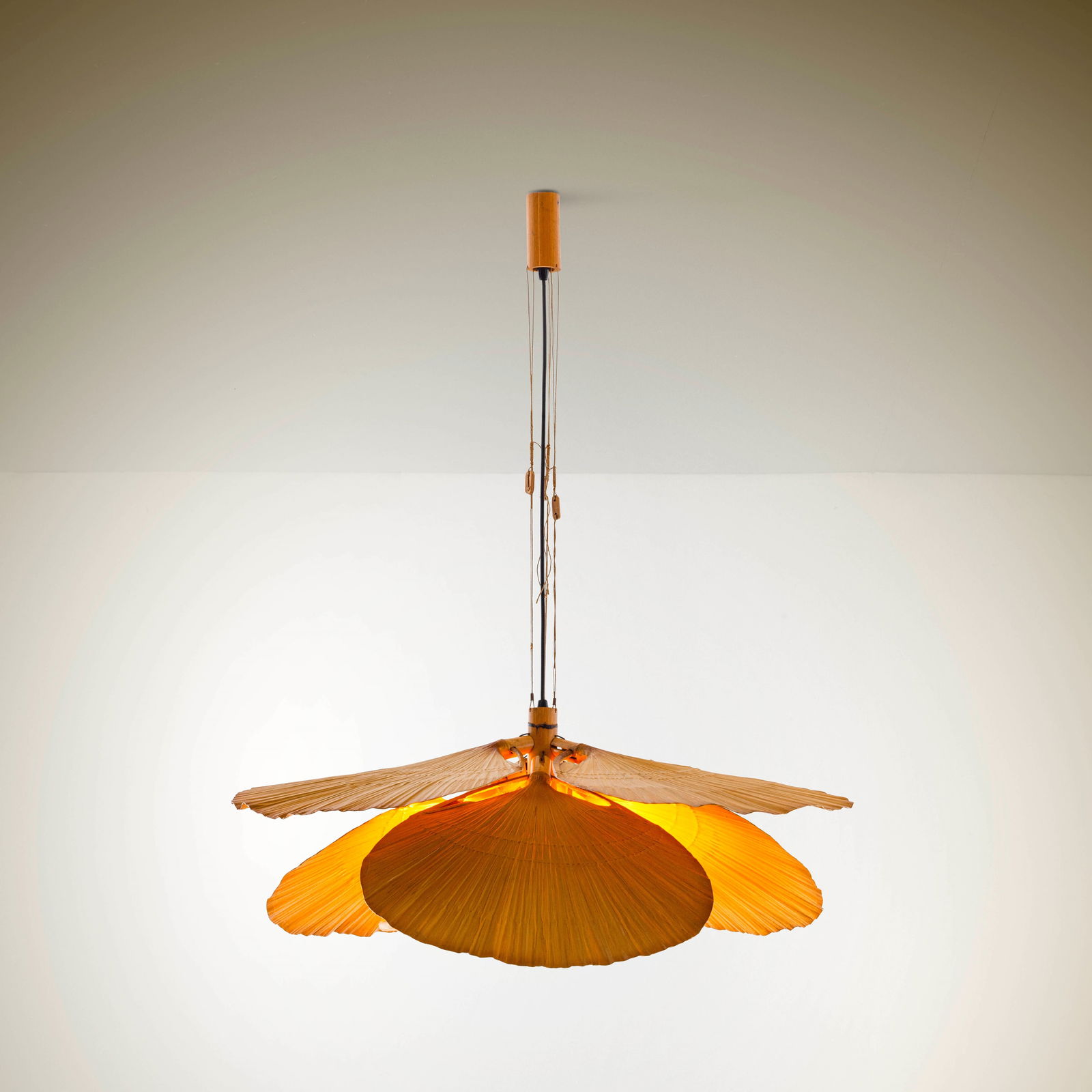 Ingo Maurer. Lampada a sospensione della serie Uchiwa: Struttura in carta di riso, bambù e rattan. Dettagli in metallo, legno e in corda. Altezza regolabile.Etichetta originale.Prod. Design M, Germania, 1973 B. Dessecker, F. Koschembar, K. Wengmann, Ingo