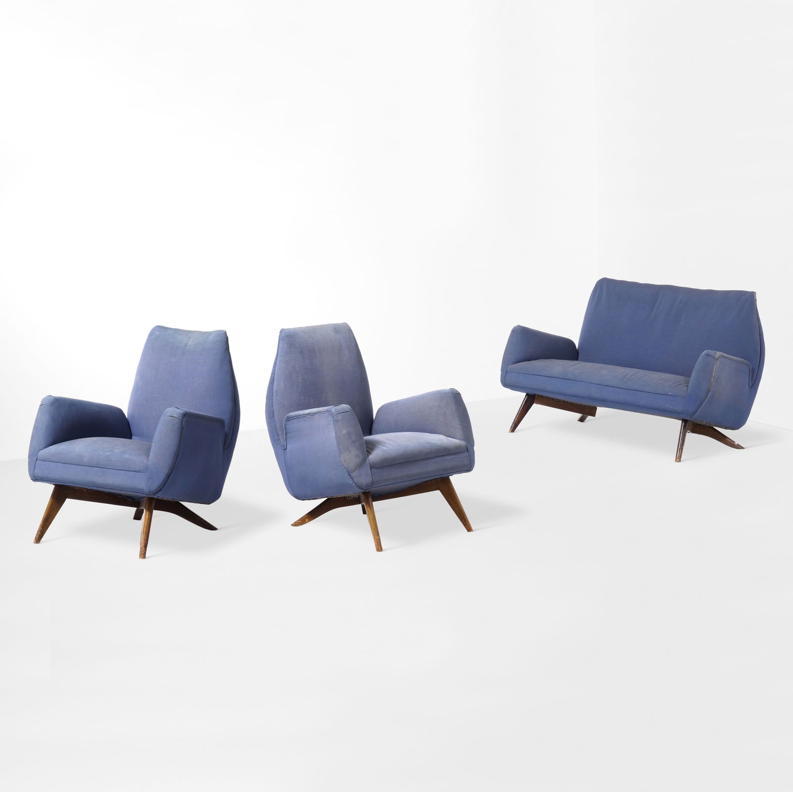 Luigi Scremin  Salotto composto da un divano e due poltrone. (1 of 1)