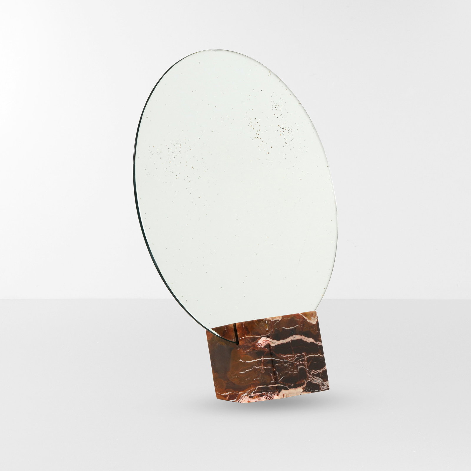 Superstudio Specchio da tavolo della serie Vanitas: Struttura in marmo e cristallo specchiato.Prod. Poltronova, Italia, 1967