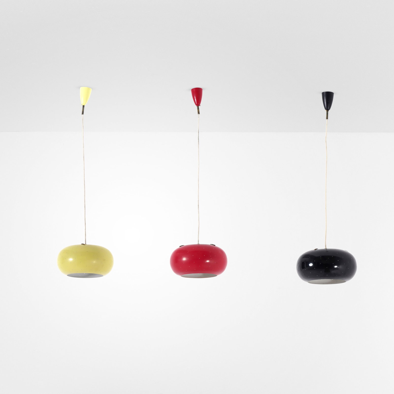 Stilux Tre lampade a sospensione: Struttura in metallo laccato traforato. Diffusore superiore in cristallo.Prod. Stilux, Italia, 1960 ca.