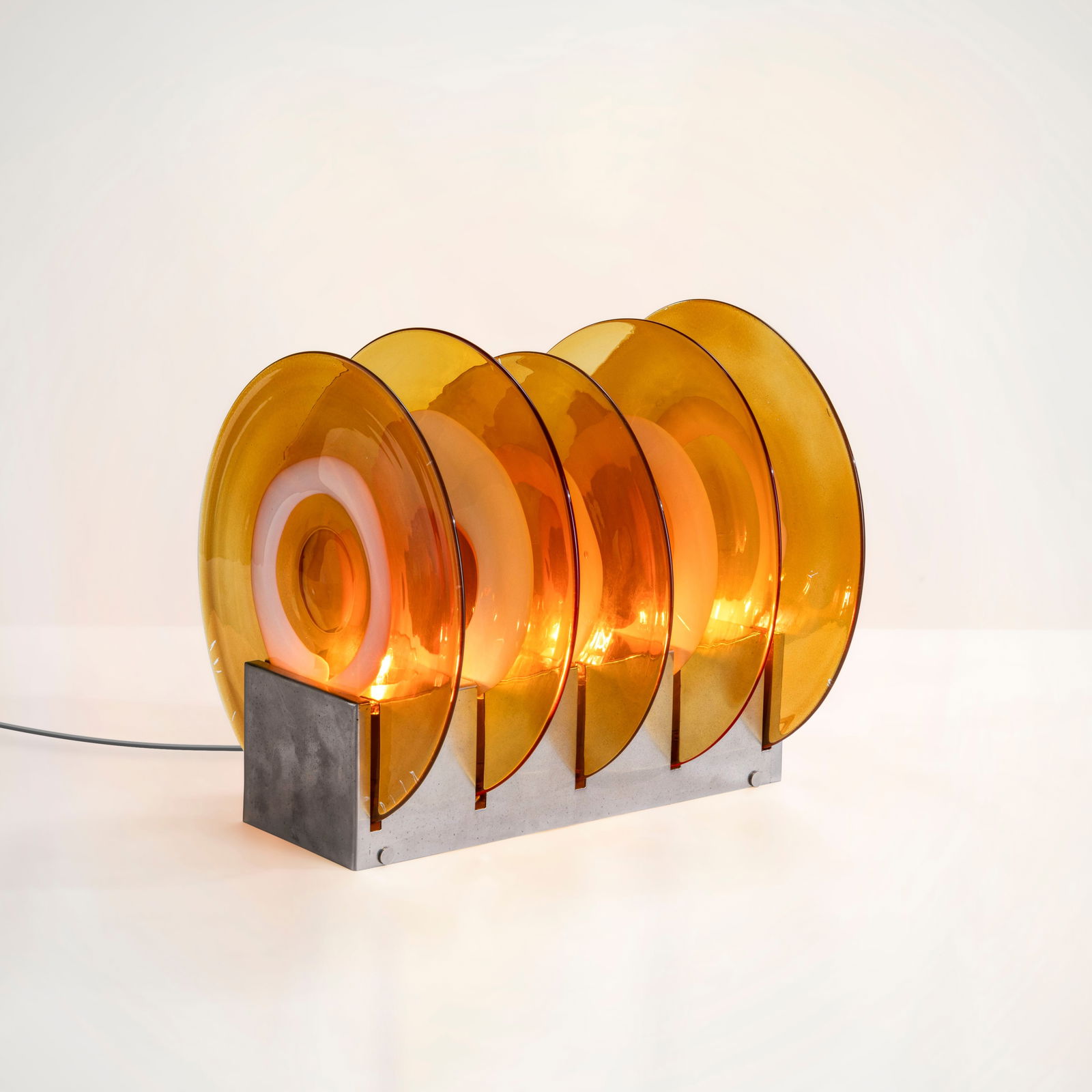 Gruppo DAM Lampada da tavolo mod. Record: Struttura in metallo cromato con dischi diffusori in vetro di Murano.Prod. La Murrina, Italia, 1969 P. Palma, C. Vannicola, Italian Light 1960-1980, Cento lampade della collezione Cortopassi, p. 63, A