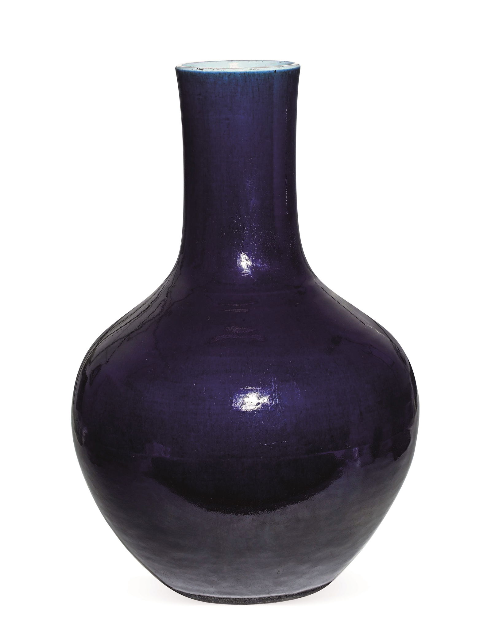 Vaso in porcellana monocroma a fondo blu, Cina, Dinastia Qing, epoca Qianlong (1736-1796) (1 of 2)