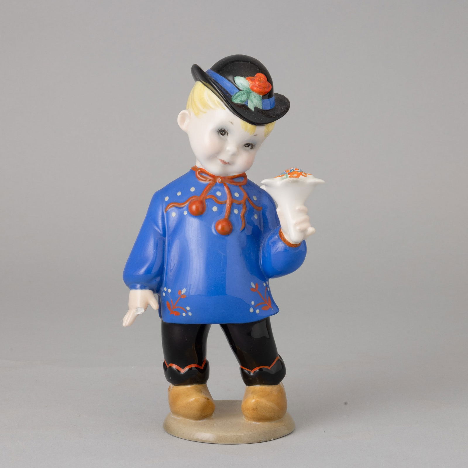 Luigi Borione Francia-Jules Lenci, Turin 1940s: Small earthenware figure of a child with bouquet of flowers with polychrome decoration.Mark of the manufacturer.Breakups. A. Panzetta, a cura di, Le ceramiche Lenci. Catalogo dell'archivio storico 192