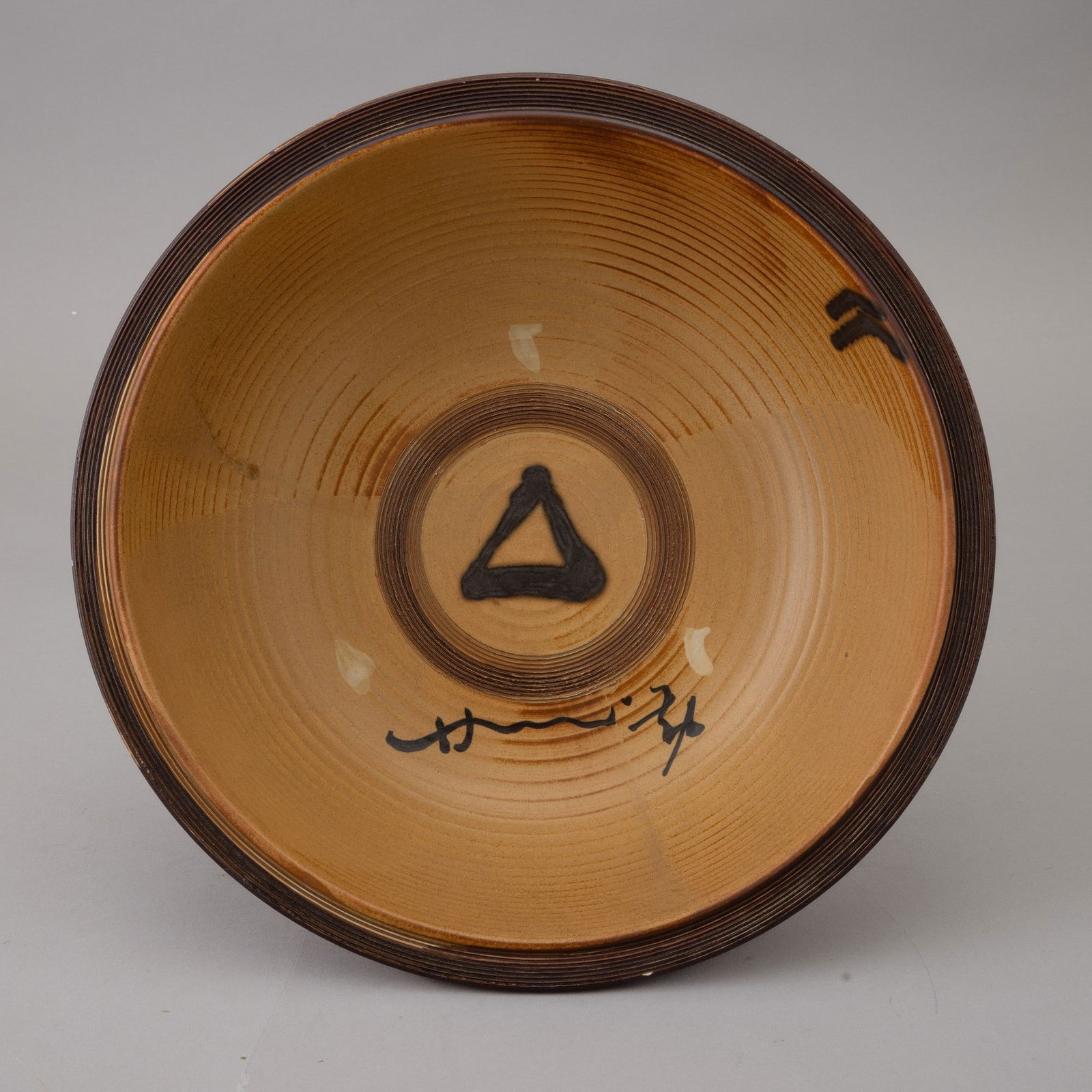 Hsiao Chin 1935 Shanghai-2023 Taiwan Atelier Ceramiche Franco Pozzi, Gallarate 1980s: Large gres bowl with abstract decoration. Manufacturer's mark.Unique piece.