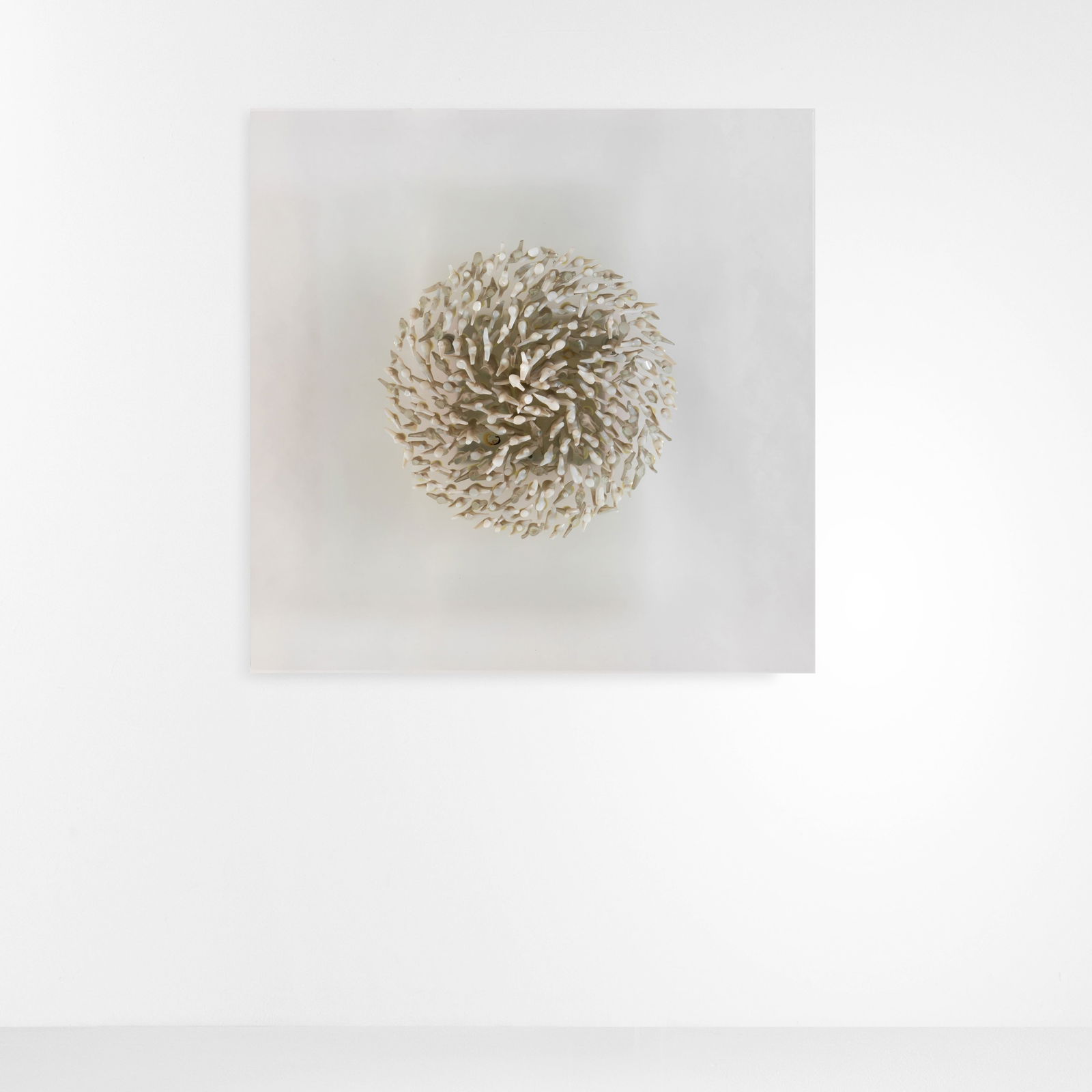 Angelo Brotto Lampada a parete retroilluminata: Struttura in cristallo ed elementi diffusori in vetro di Murano.Firma incisa.Prod. Esperia, Italia, 1972