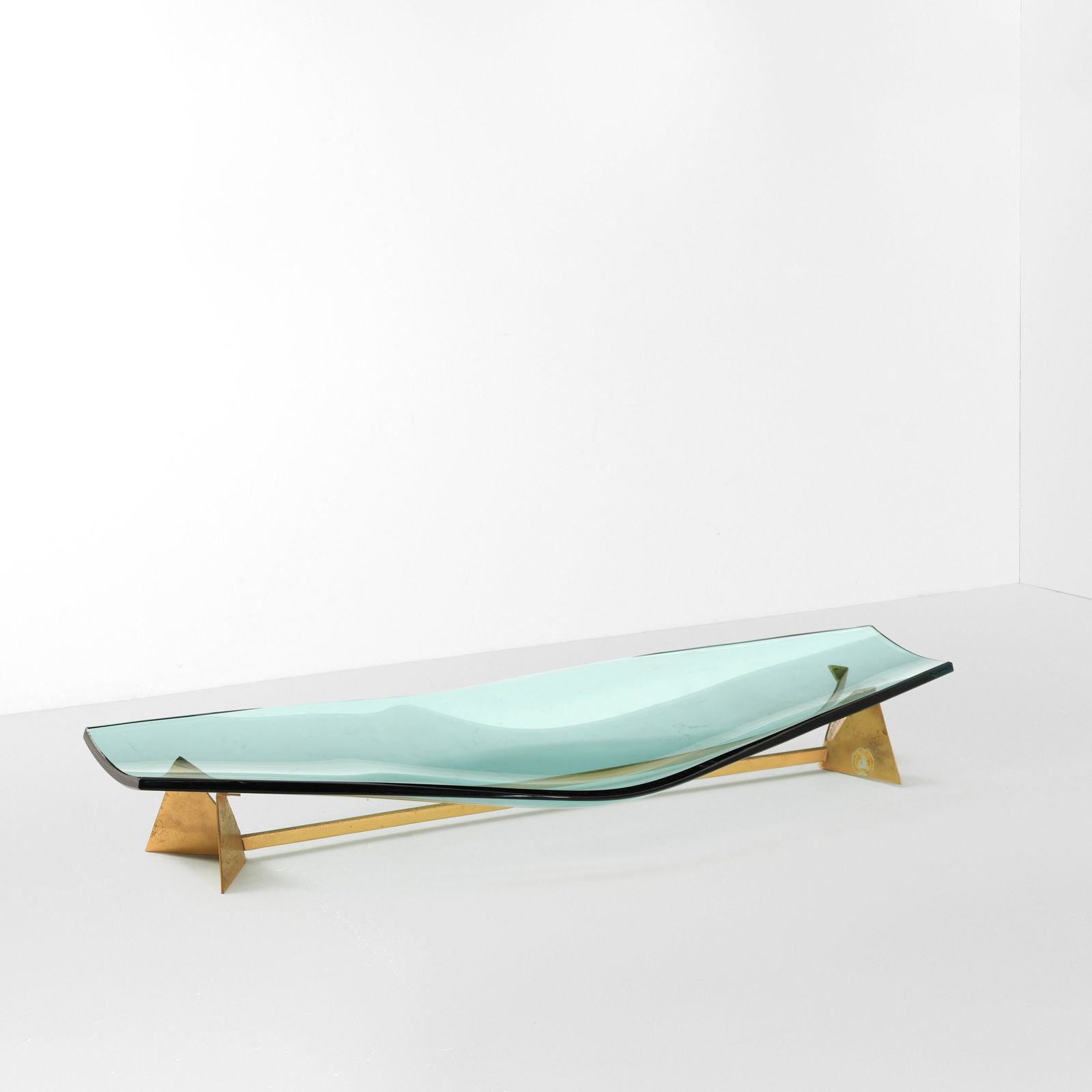 Max Ingrand Centrotavola: Cristallo colorato, molato e curvato, ottone. Etichetta originale.Prod. Italia, 1950 ca. (modello simile) F. Deboni, Fontana Arte: Gio Ponti, Pietro Chiesa, Max Ingrand, f. 440, Allemandi, 2012.