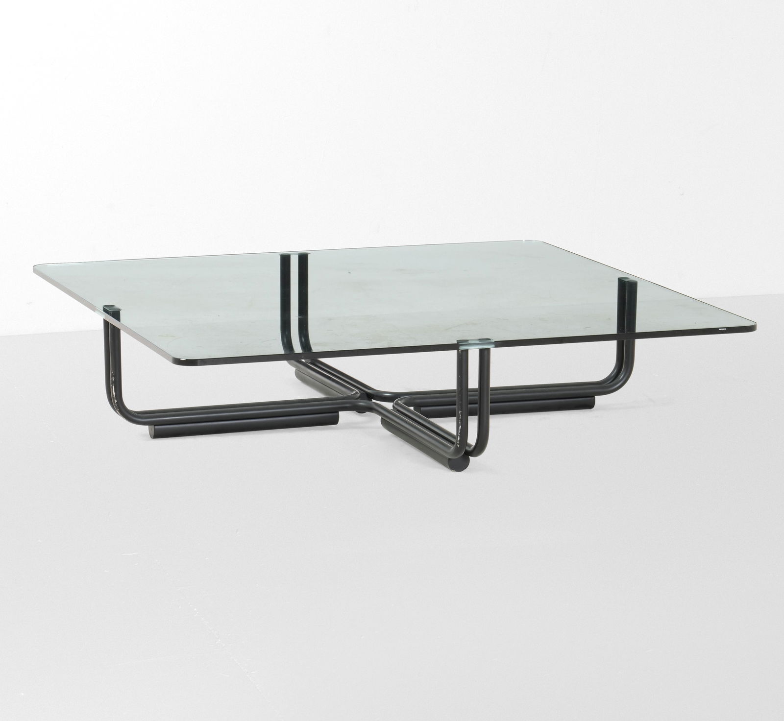 Gianfranco Frattini Tavolo basso modello n.784: Struttura in metallo laccato e piano in cristallo.Prod. Italia, 1969 ca. G. Gramigna, Repertorio del design italiano per l'arredamento domestico 1950-2000, p. 161, Torino, 2003