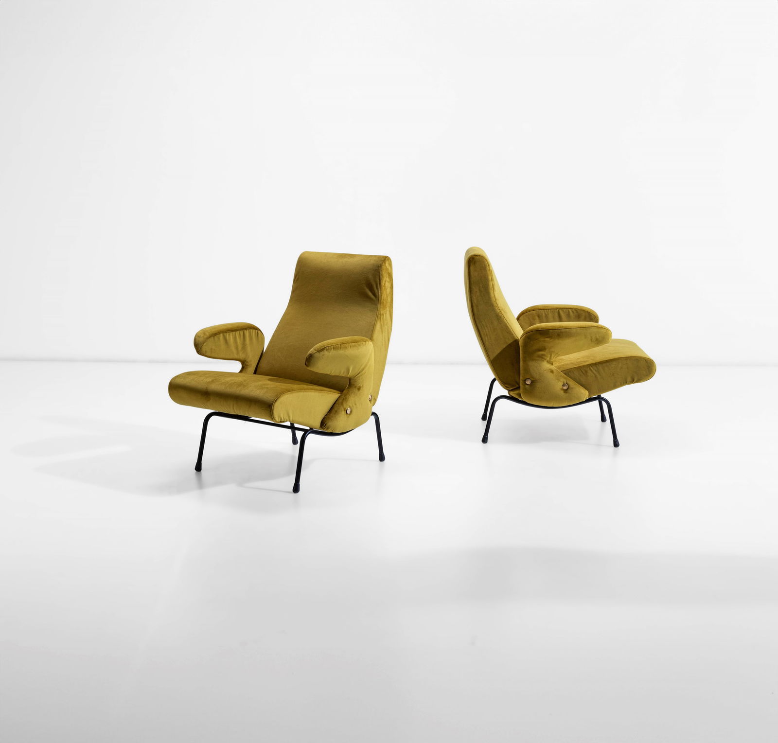 Erberto Carboni Due poltrone mod. Delfino: Struttura con sostegni in metallo laccato e rivestimento in tessuto. Particolari in ottone.Prod. Arflex, Italia, 1960 ca. Domus n°332, 1957