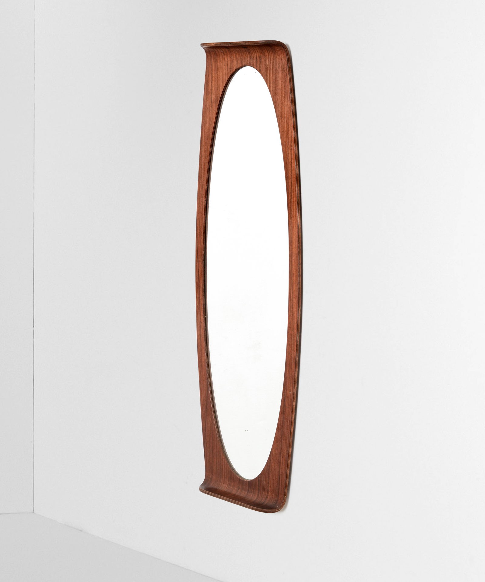 Franco Campo e Carlo Graffi Specchio da parete: Cornice in legno compensato curvato e cristallo specchiato.Etichetta originale.Prod. Italia, 1960 ca.