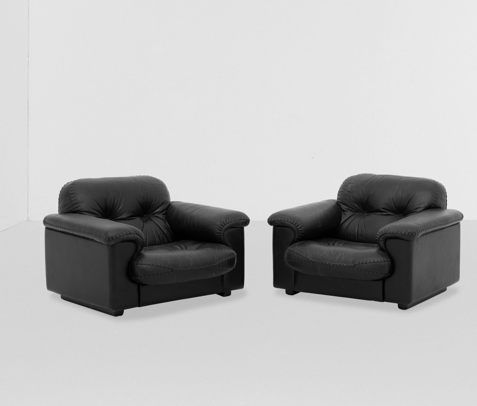 De Sede Due poltrone.: Struttura in legno con telaio in metallo. Rivestimenti in pelle.Prod. De Sede, Svizzera, 1970 ca.