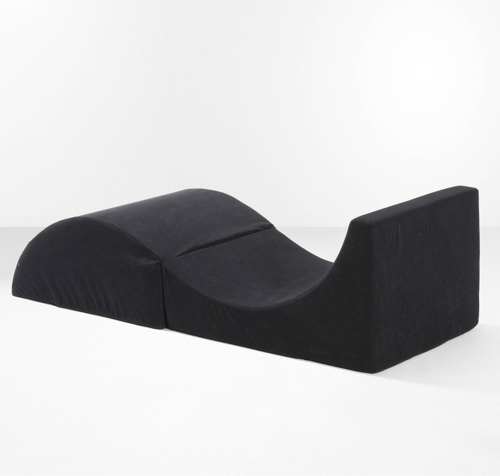 Poltrona chaise longue: Struttura in poliuretano espanso e rivestimento in tessuto. Prod. Italia, 1970 ca.Aperta: cm 145X60X45@@@ Chiusa: cm 78X60X45