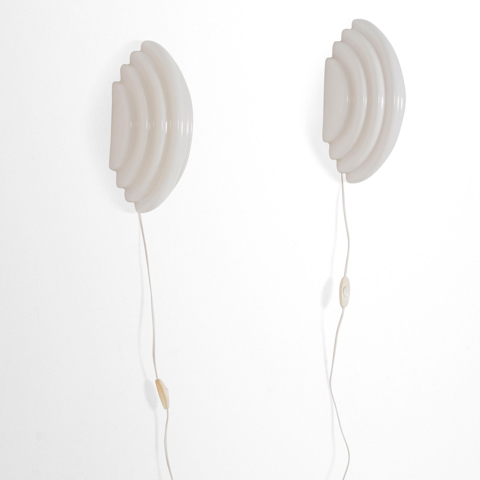 Kazuhide Takahama Due lampade a parete mod. Kumo: Struttura in metallo e diffusore in vetro opalino.Etichetta originale.Prod. Sirrah, Italia, 1983