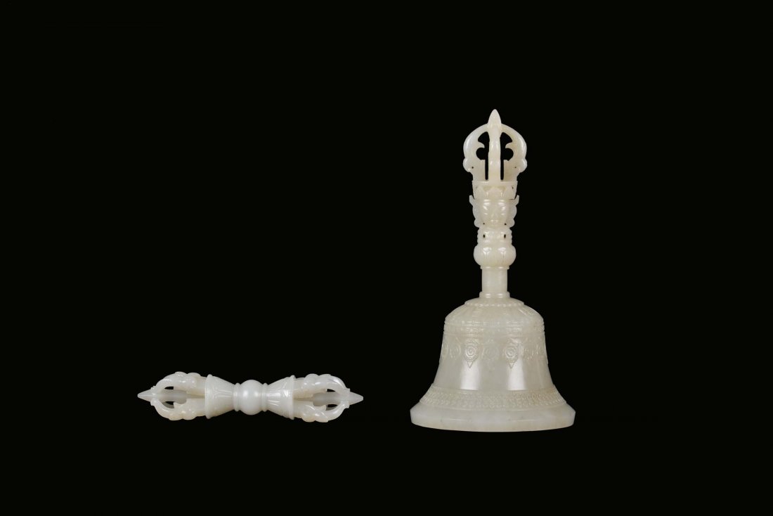 Extraordinary and rare white jade bell or guanta w: Extraordinary and rare white jade bell or guanta with dorje or vajra of imperial manufacture both with Qianlong mark and the Period, China, Qing Dynasty, Qianlong Period (1736-1795) h cm 17,2, in a bl
