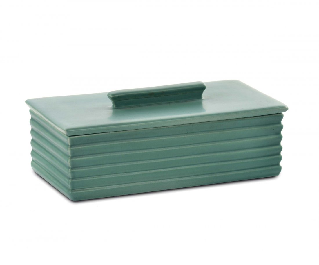 Keith Murray - Wegwood Green Cigarettes Box: scatola in ceramica verde. Marchio della manifattura e firma sotto la base. 1930 circa, cm 5,5x18x9,5