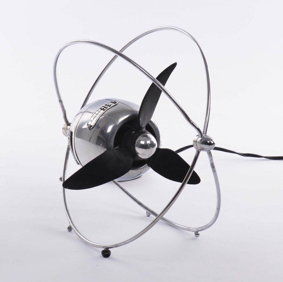 Ezio Pirali - Zerowatt Ventilatore da tavolo: sostegno e corpo del motore in alluminio e elica in gomma. Etichetta della marca. 1953 circa. Cfr.: Estetica domestica, pag. 253