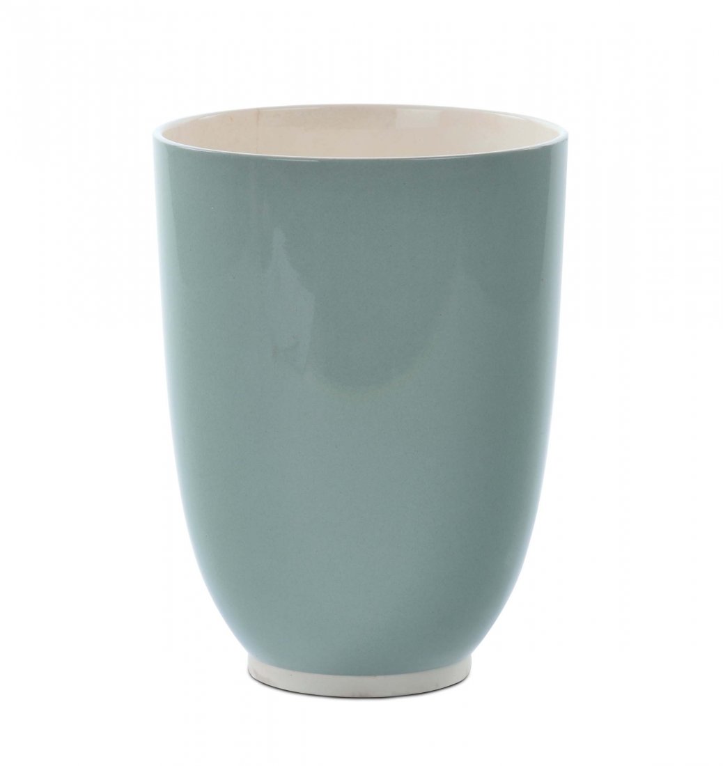 Keith Murray - Wedgwood & Sons Ltd. Vaso mod 4248: ceramica a smalto cèladon di forma cilindrica . Interno e base di colore avorio. Marchio della manifattura e firma sotto la base. 1936 circa, altezza cm 21