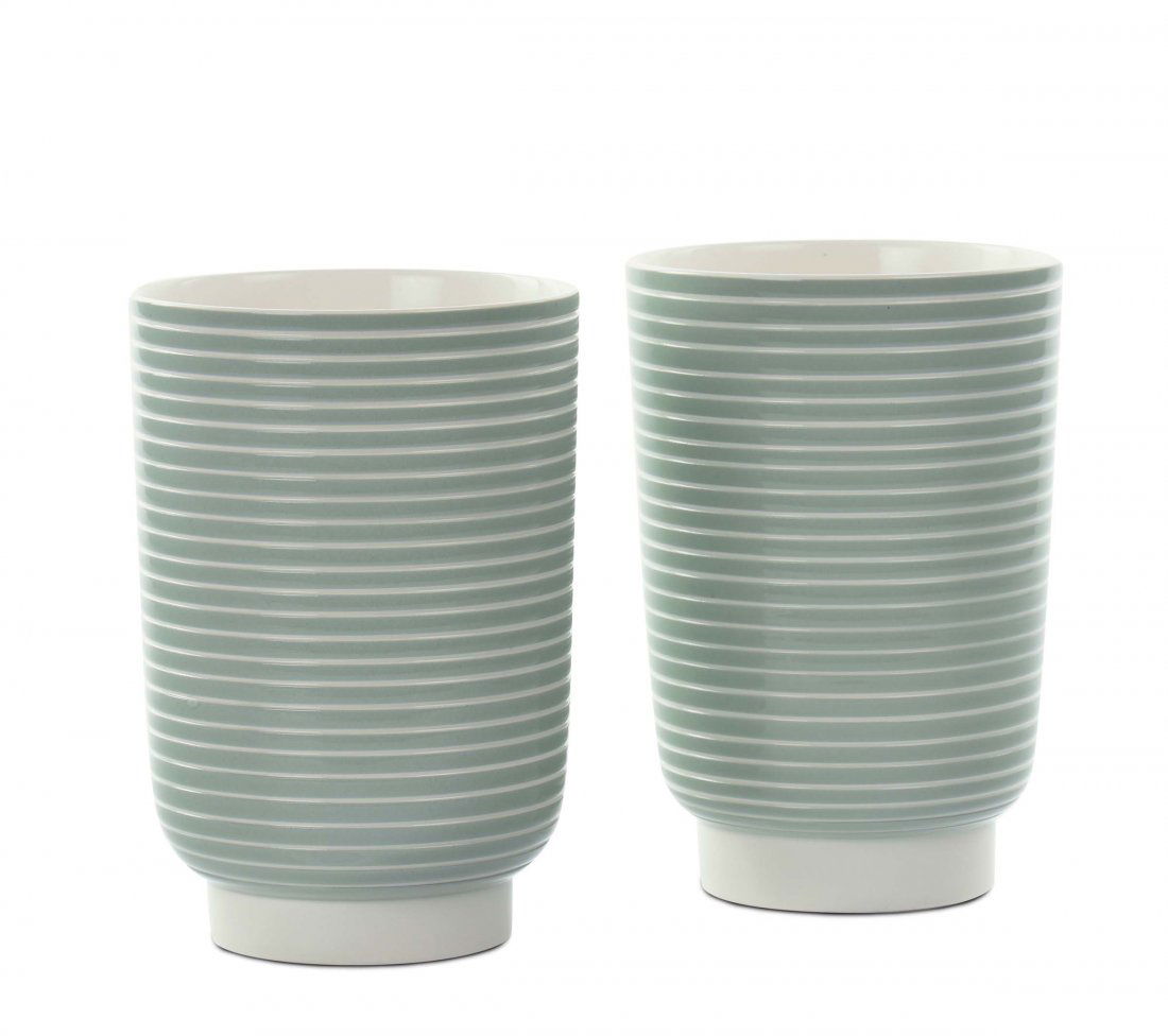 Keith Murray. Coppia di vasi mod 4215: ceramica a smalto cèladon di forma cilindrica con scanalature concentriche di colore diverso. Marchio della manifattura e firma sotto la base. 1936 circa, altezza cm 18,5