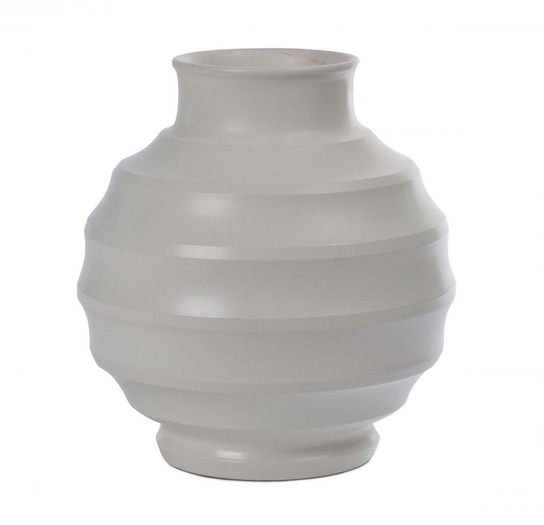 Keith Murray - Wedgwood & Sons Ltd. Vaso mod 3765: ceramica smaltata di colore bianco, forma sferica a nervature concentriche. Marchio della manifattura e firma sotto la base.1933 circa, altezza cm 24