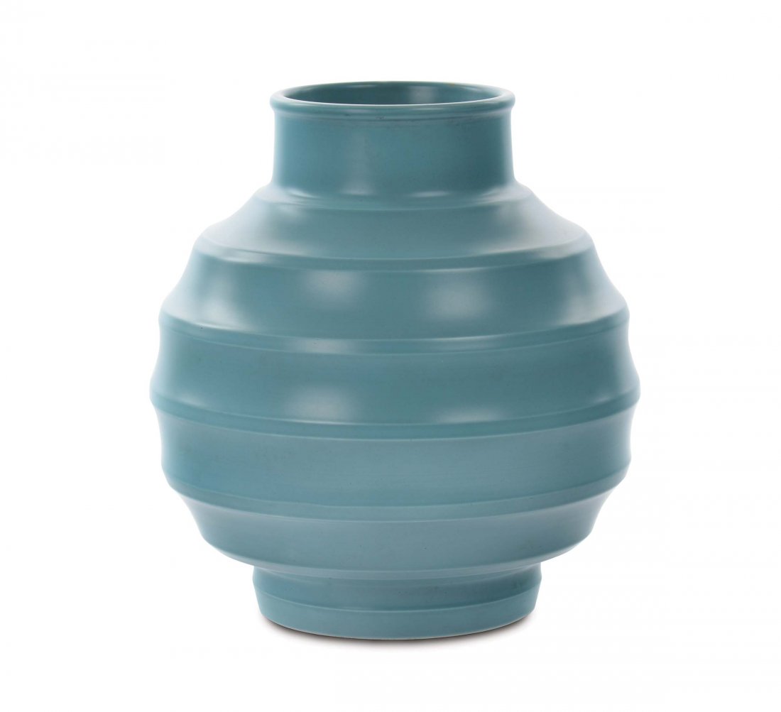 Keith Murray. Vaso mod 3765: ceramica smaltata di colore blu, forma sferica a nervature concentriche. Marchio della manifattura e firma sotto la base. 1933 circa, altezza cm 24.