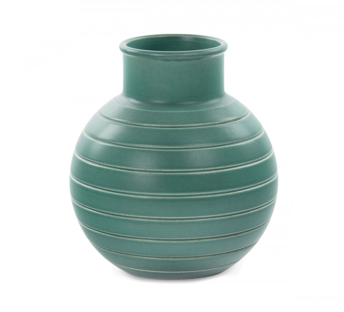 Keith Murray.- Wedgwood & Sons Ltd. Vaso mod 3801: ceramica smaltata di colore verde scuro opaco, forma sferica con scanalature concentriche. Marchio della manifattura e firma sotto la base. 1933 circa, altezza cm 15.