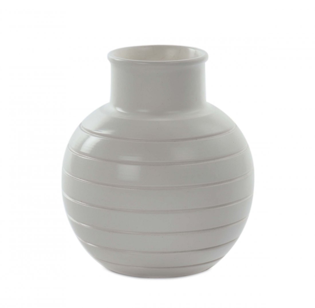Keith Murray - Wedgwood & Sons Ltd. Vaso mod 3801: ceramica smaltata in bianco brillante di forma sferica con scanalature concentriche. Marchio della manifattura e firma sotto la base. 1933 circa, altezza cm 15.