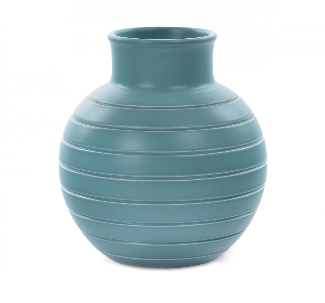 Keith Murray.- Wedgwood & Sons Ltd. Vaso mod 3801: ceramica mat smaltata di colore blu, forma sferica con scanalature concentriche. Marchio della manifattura e firma sotto la base.1933 circa, altezza cm 15.