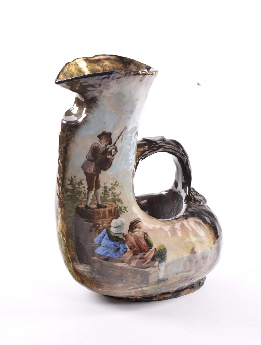Emile Gallé - ,Nancy Brocca: Terracotta maiolicata modellata a mano decorata con scena galante da un lato e marrone e oro dall'altro. Sotto la base E.G. croce di Lorena Deposé, Gallé Nancy. 1880 circa, altezza cm 31