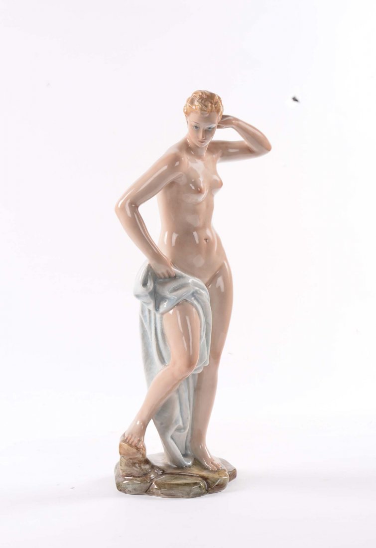 Ceramiche Campione Nuda con drappo: Terracotta modellata a colaggio e decorata in policromia. Sotto le base: Campione dipinta a mano. Alltezza cm 50