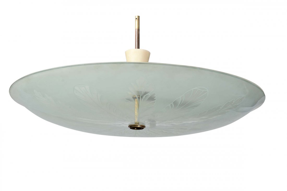 Fontana Arte, Pietro Chiesa : lampada a sospensione con diffusore in cristallo curvato decorato con motivi floreali.Tecnica di lavorazione a getto di sabbia e molatura.Produzione Fontana Arte, Italia 1940 ca., diametro cm 90. Bibl