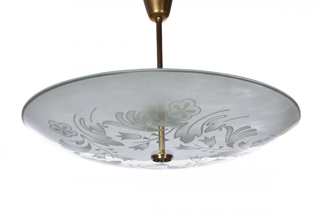 Fontana Arte, Pietro Chiesa : Coppia di lampade a sospensione con diffusore in cristallo curvato decorato con motivi floreali.Produzione Fontana Arte, Italia 1940 ca. Bibliografia: L. Falconi, Fontana Arte, Una storia trasparente,