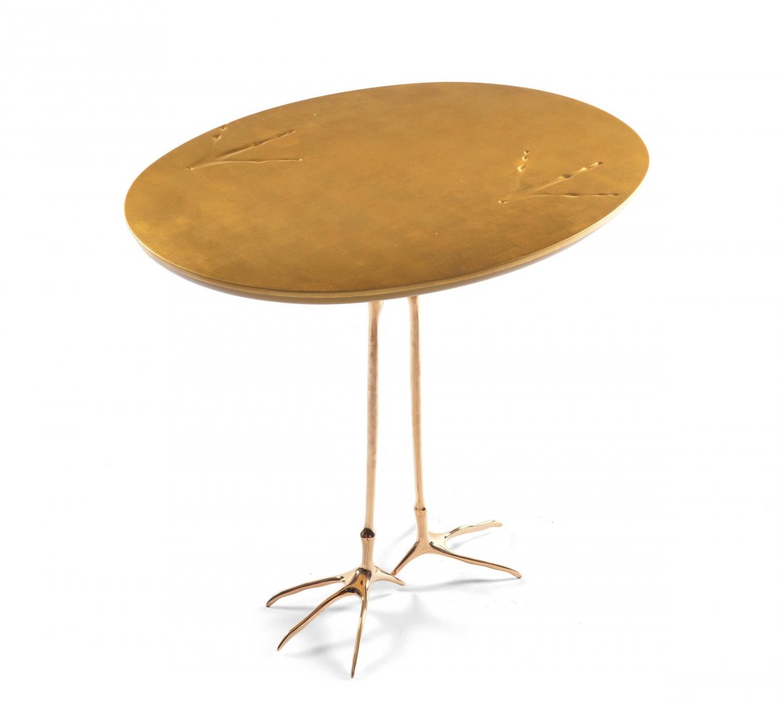 Meret Oppenheim Simon Gavina Tavolo Traccia: tavolo modello "traccia" con piano ellittico con bordo sagomato, piedi realizzati in fusione di bronzo. Parte superiore del piano in foglia d'oro zecchino. Italia 1980 ca., cm 68x53x65. Bibliografia: