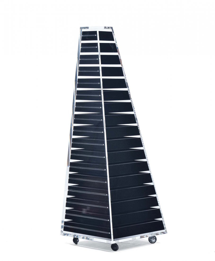 Shiro Kuramata: Cassettiera modello Pyramid mobile a cassetti su ruote con struttura a tronco di piramide in metacrilato trasparente e 17 cassetti in metacrilato nero, con larghezza a scalare.Produzione Cappellini Sp