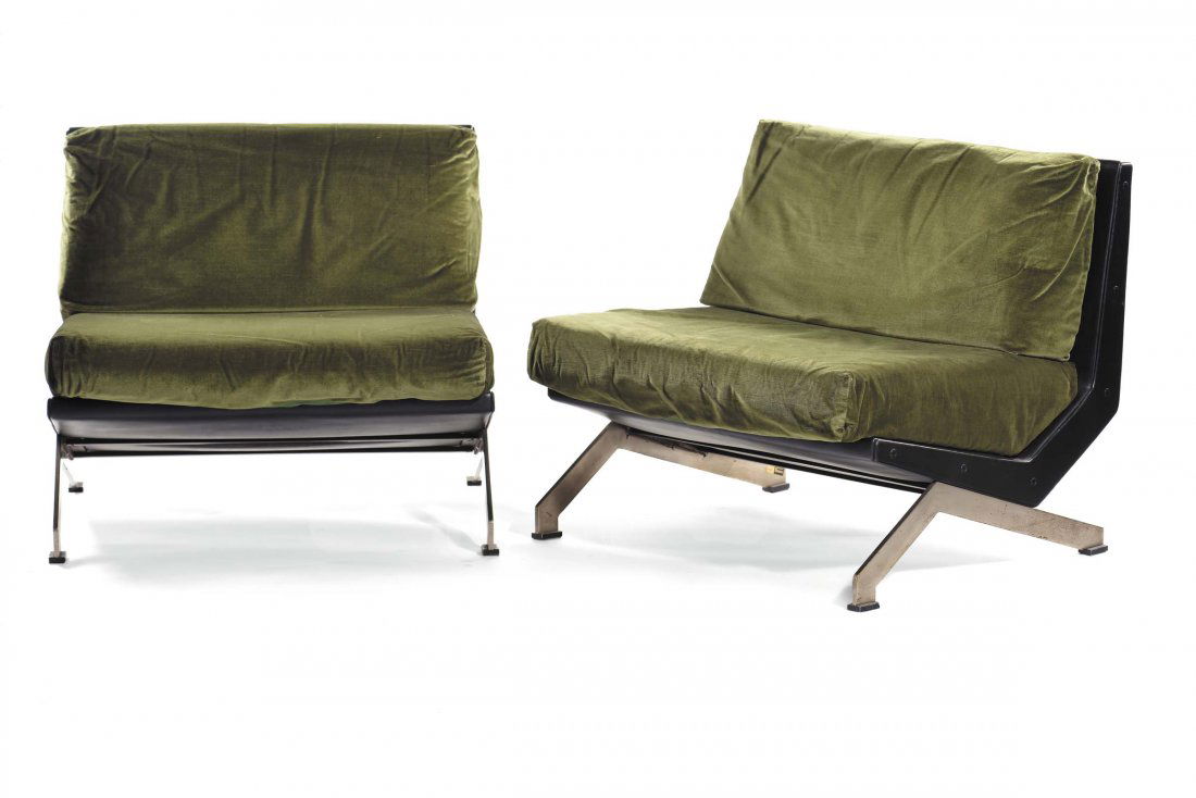 FORMANOVA: coppia di poltrone con struttura in acciaio satinato e nero, seduta e schienale imbottiti con rivestimento in tessuto verde e tavolino con struttura in acciaio satinato e piano in legno scuro.Produzio