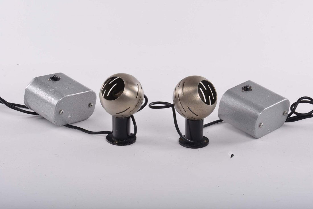 ARREDOLUCE Angelo Lelii: Coppia di lampade "spot" orientabili e calamitate con riflettori in metallo cromato ed alluminio verniciato.Italia 1960 ca.