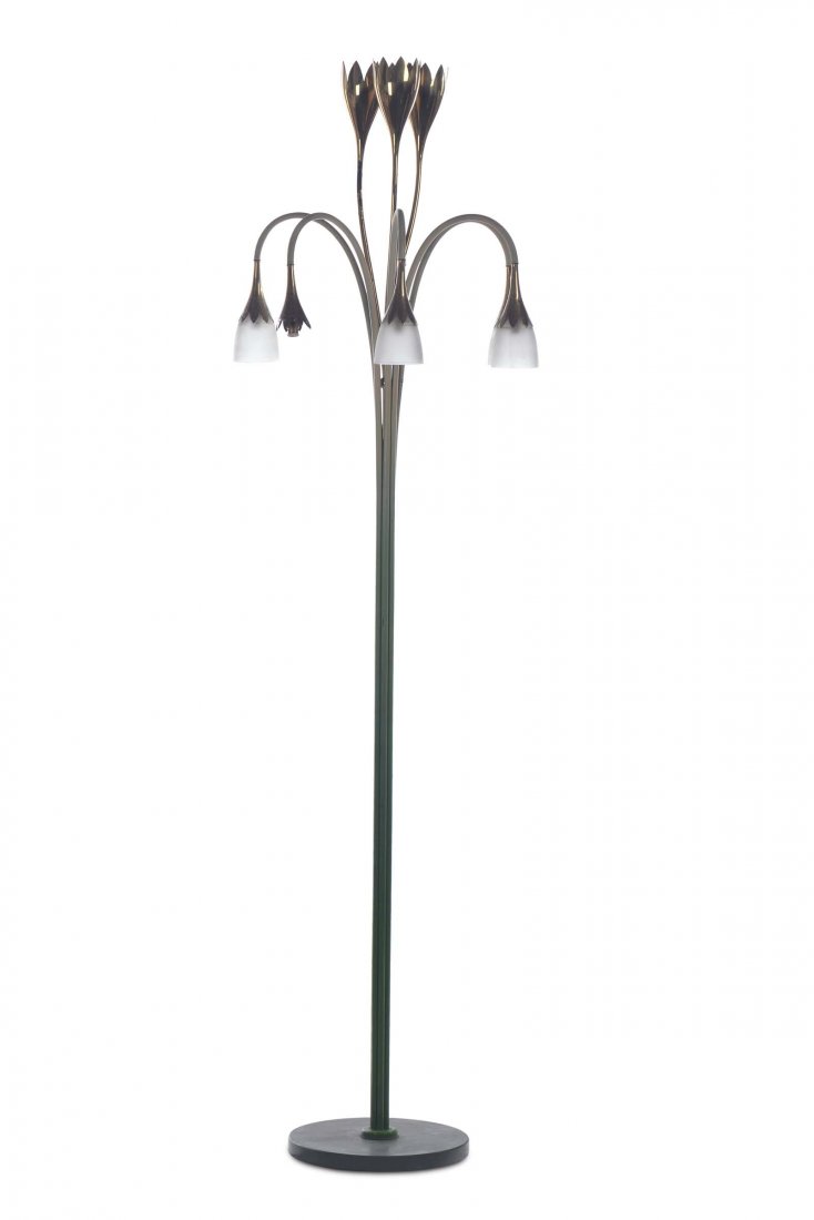 ARREDOLUCE Angelo Lelii: Lampada da terra con base in marmo verde, steli laccati verdi e ottone lucido, riflettori in vetro satinato.Arredoluce, Italia 1950 ca., altezza cm 210.Siglata sull'interruttore "Arredoluce Monza".