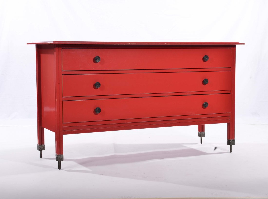 SORMANI Carlo De Carli Mobile mod. D 154: con cassetti in legno laccato rosso con pomelli e puntali in metallo nichelato.Prod. Sormani, 1965 ca. cm 80x144x54. Bibliografia: Domus, n. 410, gennaio 1964, scheda d/190; Domus, n. 425, aprile 1965